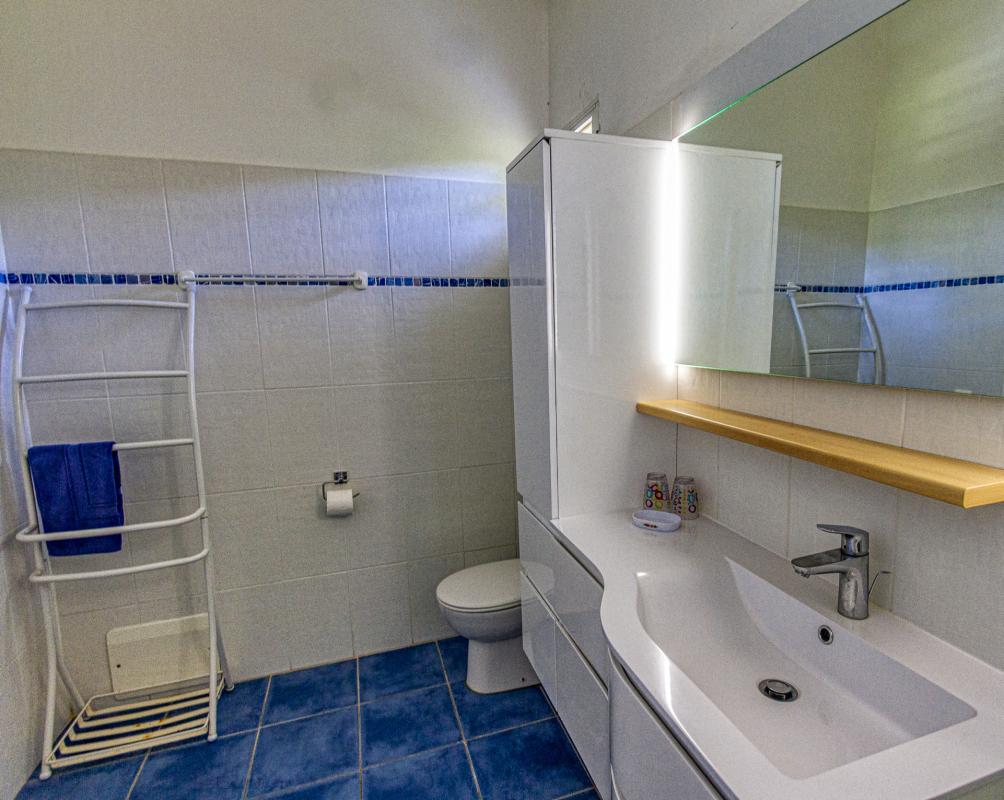23. Location villa vue mer piscine Deshaies Guadeloupe_Salle de douche commune